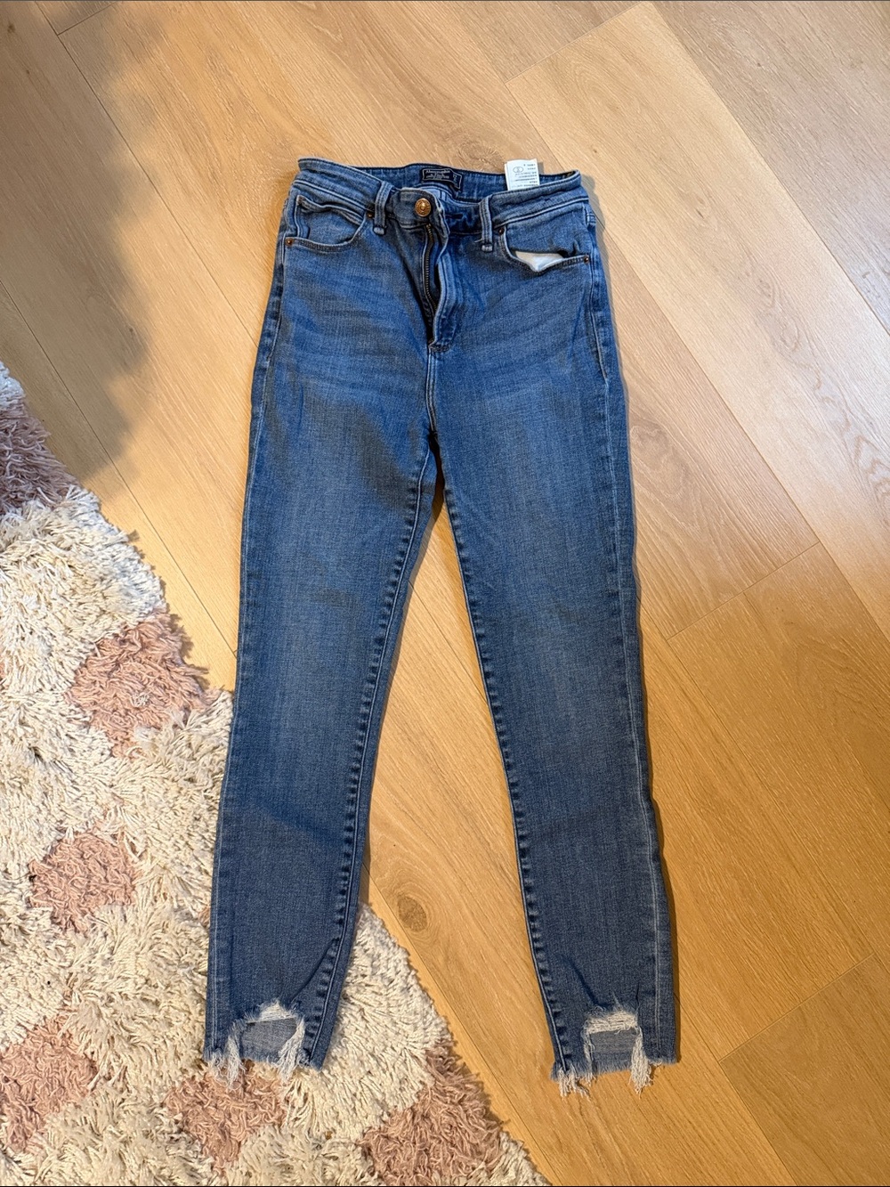 Abercrombie & Fitch High-Rise Skinny Jeans with Distressed Hem size 4R/27